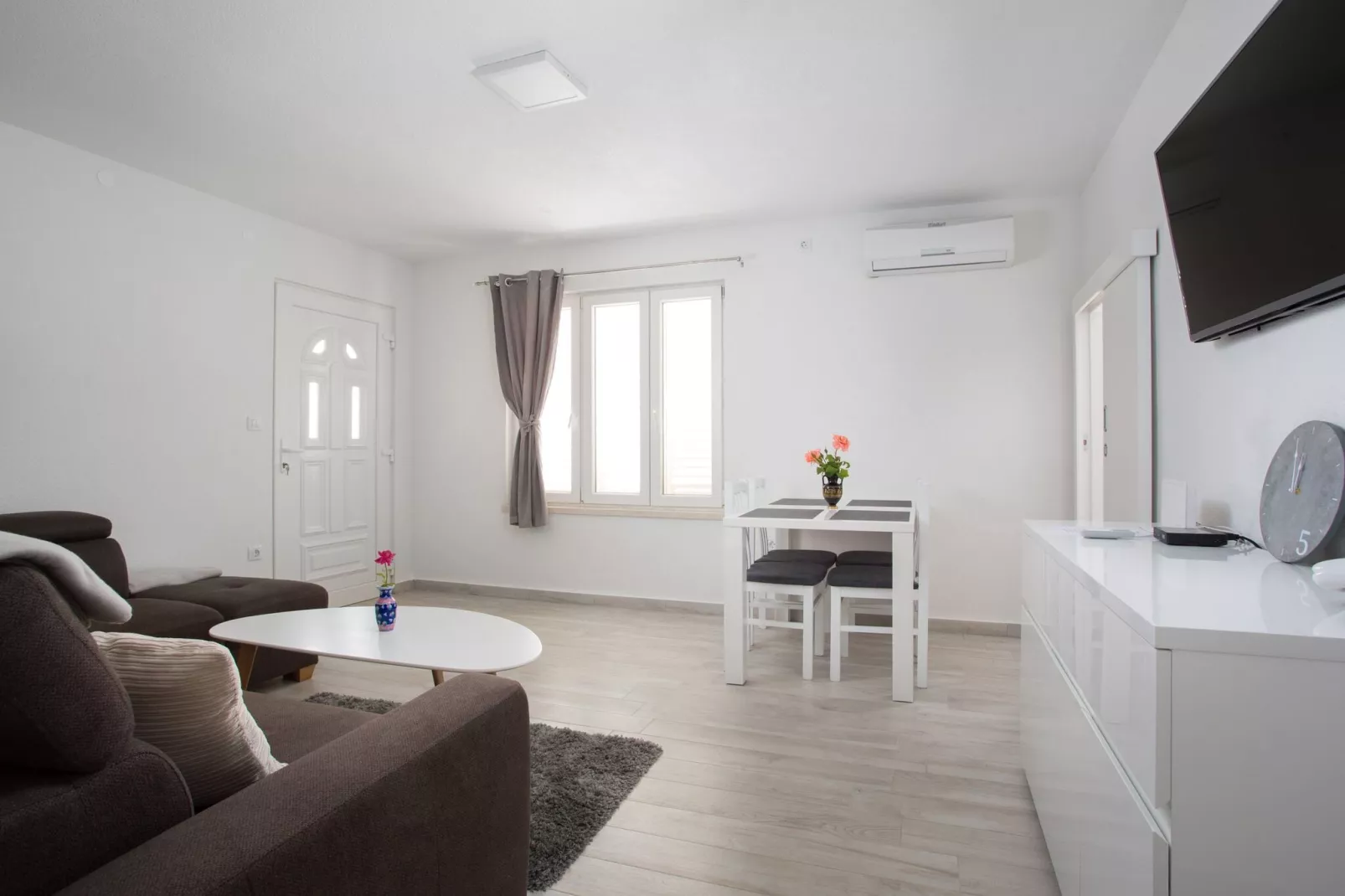 Serious Job Apartment - One Bedroom Apartment with Shared Terrace (veći)-Woonkamer