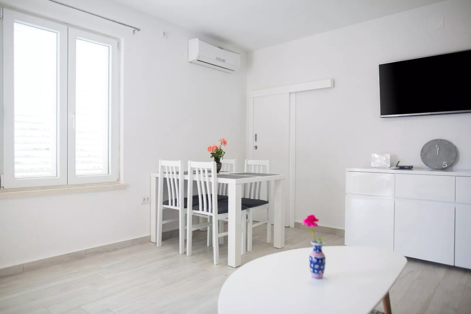 Serious Job Apartment - One Bedroom Apartment with Shared Terrace (veći)-Woonkamer
