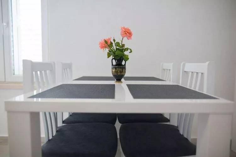 Serious Job Apartment - One Bedroom Apartment with Shared Terrace (veći)-Eetkamer