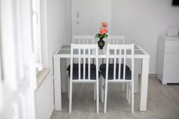 Serious Job Apartment - One Bedroom Apartment with Shared Terrace (veći)-Eetkamer