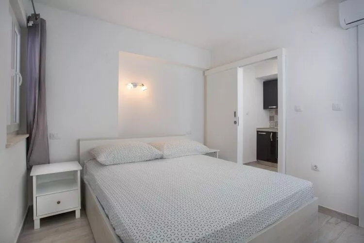Serious Job Apartment - One Bedroom Apartment with Shared Terrace (veći)-Slaapkamer