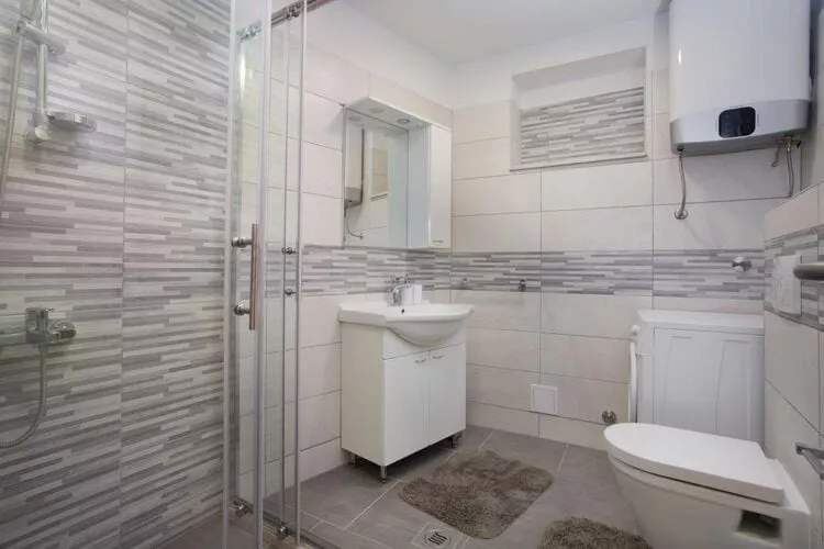 Serious Job Apartment - One Bedroom Apartment with Shared Terrace (veći)-Badkamer