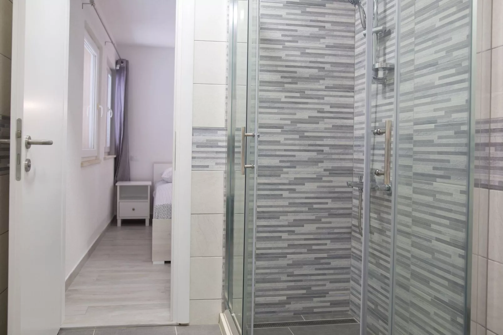 Serious Job Apartment - One Bedroom Apartment with Shared Terrace (veći)-Badkamer