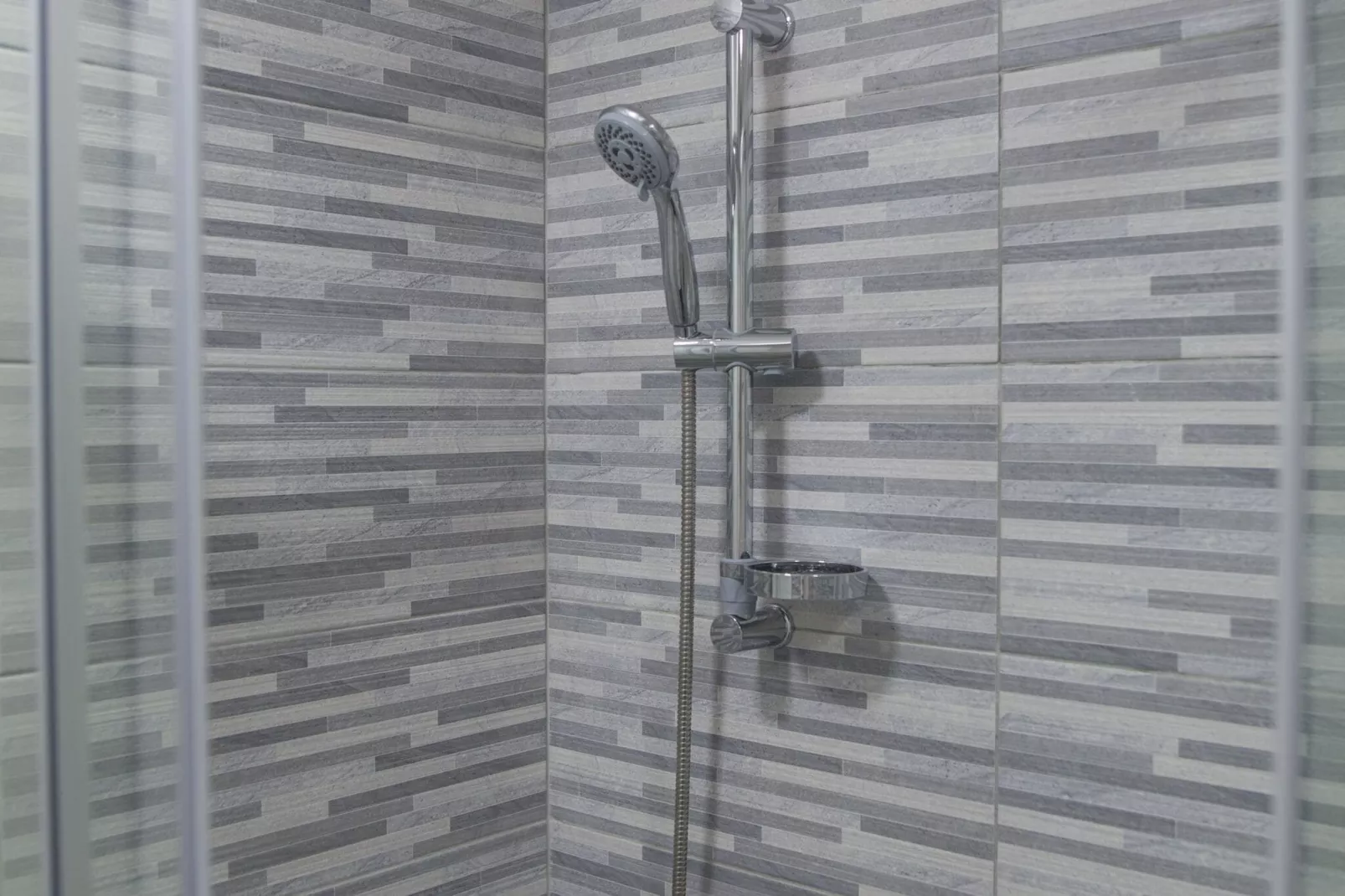 Serious Job Apartment - One Bedroom Apartment with Shared Terrace (veći)-Badkamer