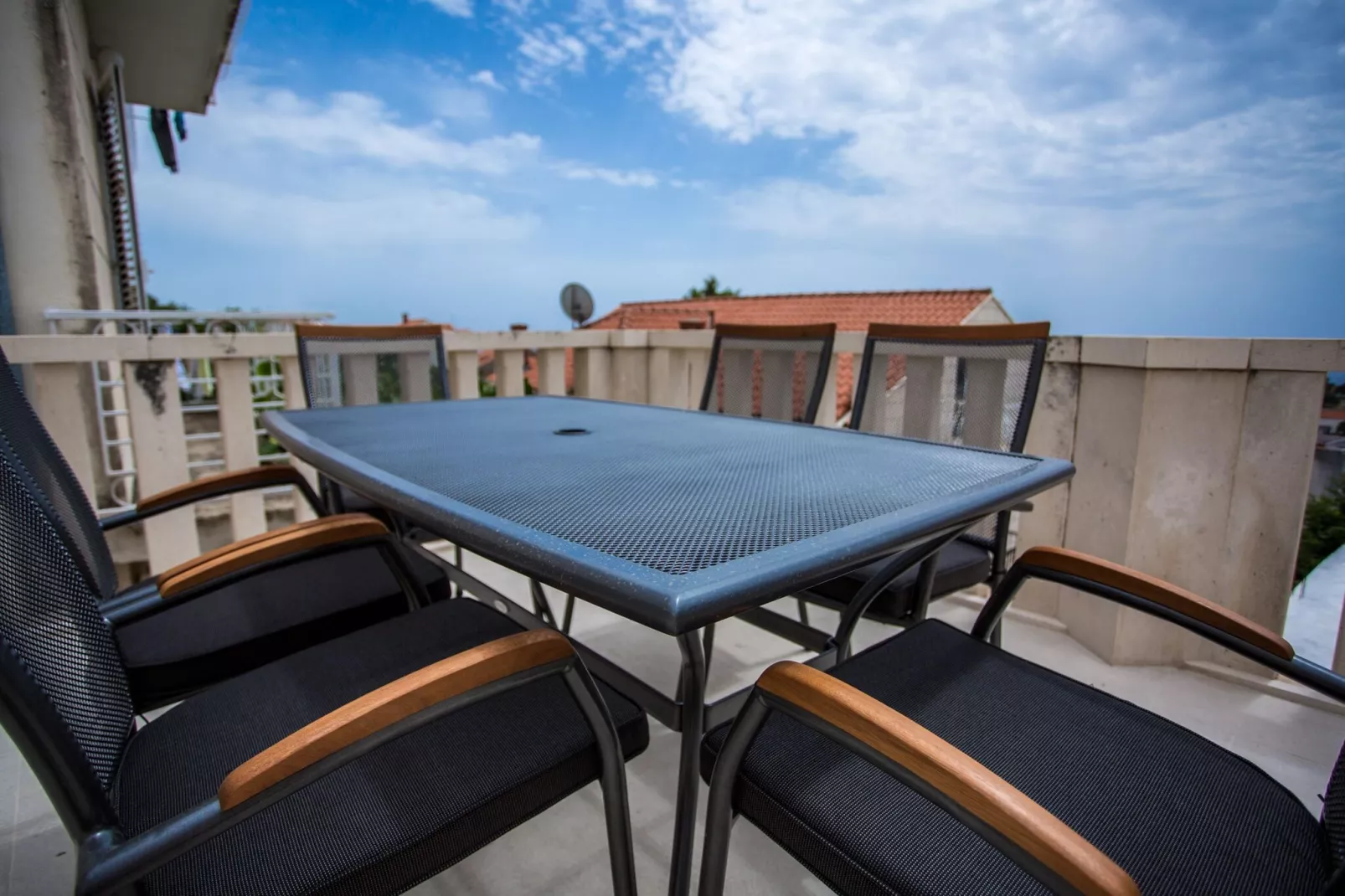 Serious Job Apartment - One Bedroom Apartment with Shared Terrace (veći)-Terras
