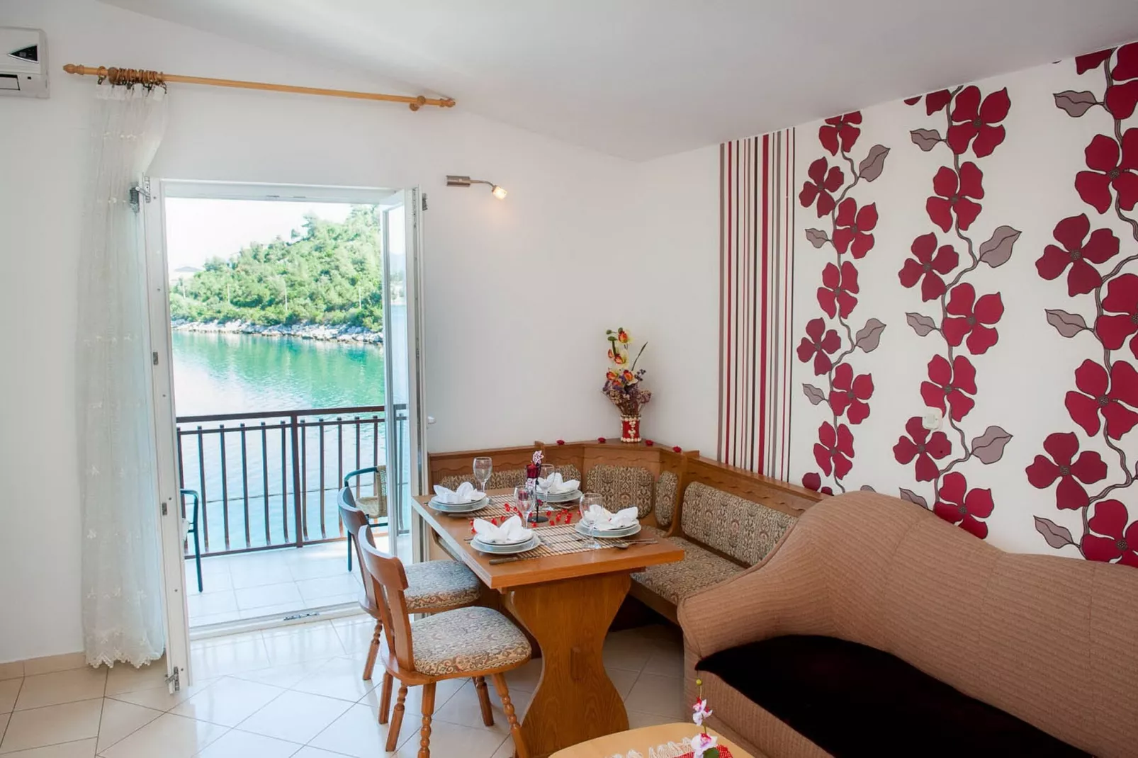 Apartments Tiho & Jelena- One Bedroom Apartment with Balcony and Sea View (Maestral)-Woonkamer