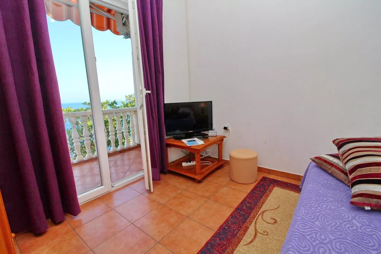 Apartments Filipović - One-Bedroom Apartment with Balcony and Sea View (A1)-Binnen
