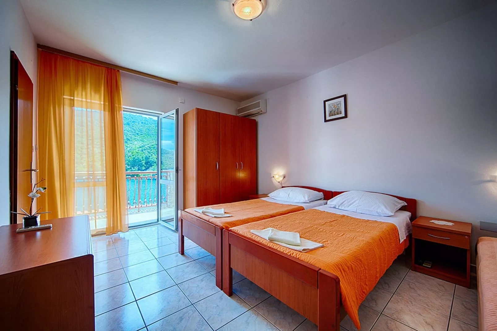 Apartments Malo Lago - One-Bedroom Apartment with Balcony and Sea View - 2nd floor (Apartment 6)-Slaapkamer