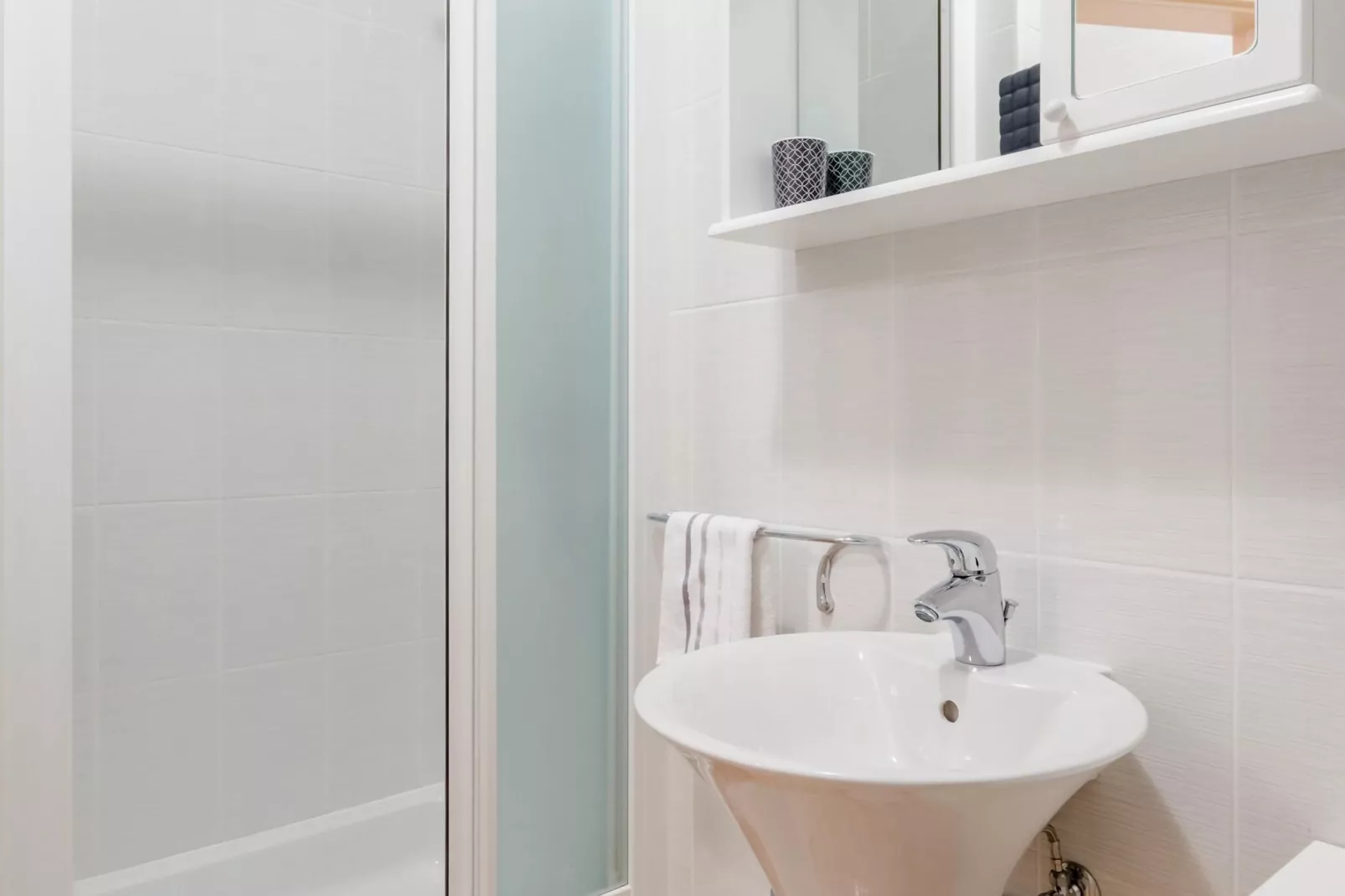 Apartments Villa Kameja - One Bedroom Apartment with Balcony and Sea View (Plavi)-Badkamer
