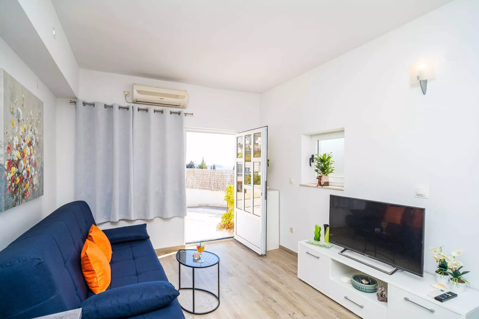 Apartments Blažević - One Bedroom Apt with Terrace-Woonkamer