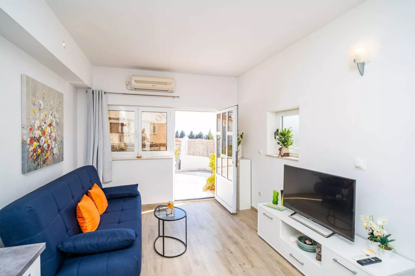 Apartments Blažević - One Bedroom Apt with Terrace-Woonkamer