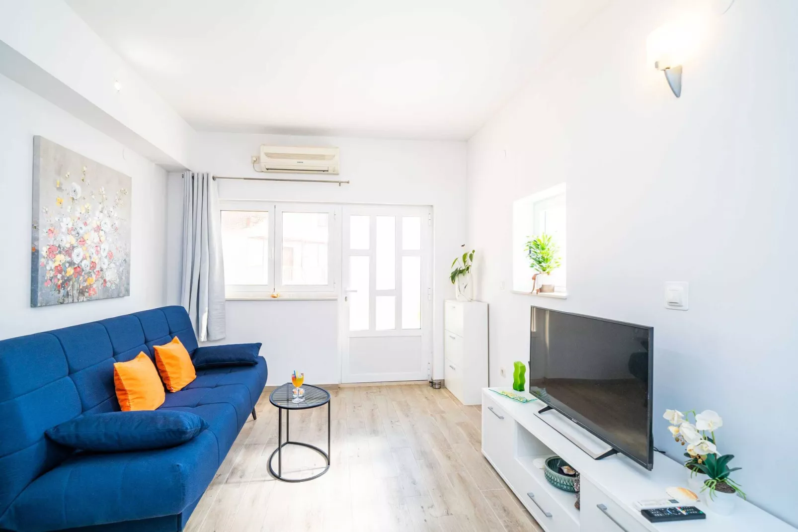 Apartments Blažević - One Bedroom Apt with Terrace-Woonkamer
