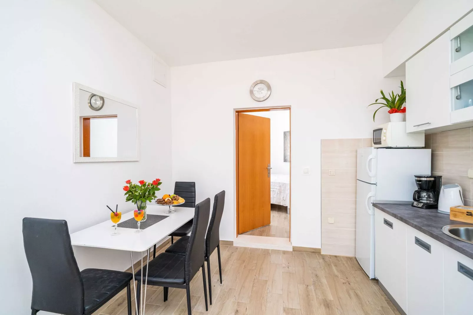 Apartments Blažević - One Bedroom Apt with Terrace-Eetkamer