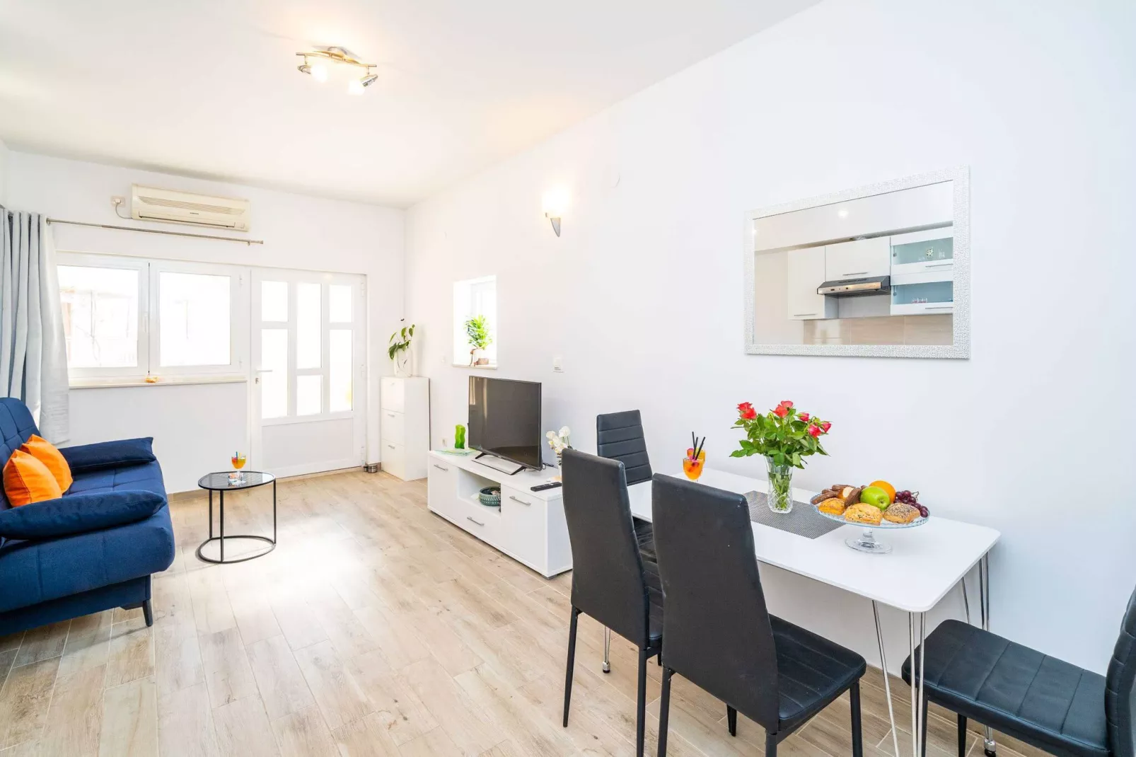 Apartments Blažević - One Bedroom Apt with Terrace-Eetkamer