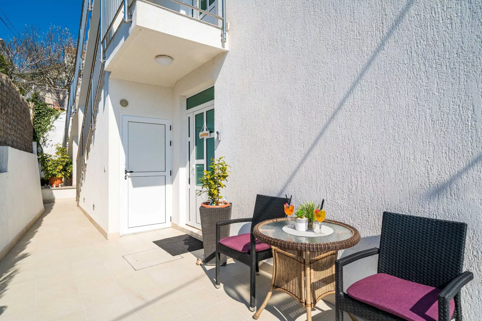 Apartments Blažević - Comfort Two Bedroom Apt with Hot Tub and Sea View-Buitenlucht