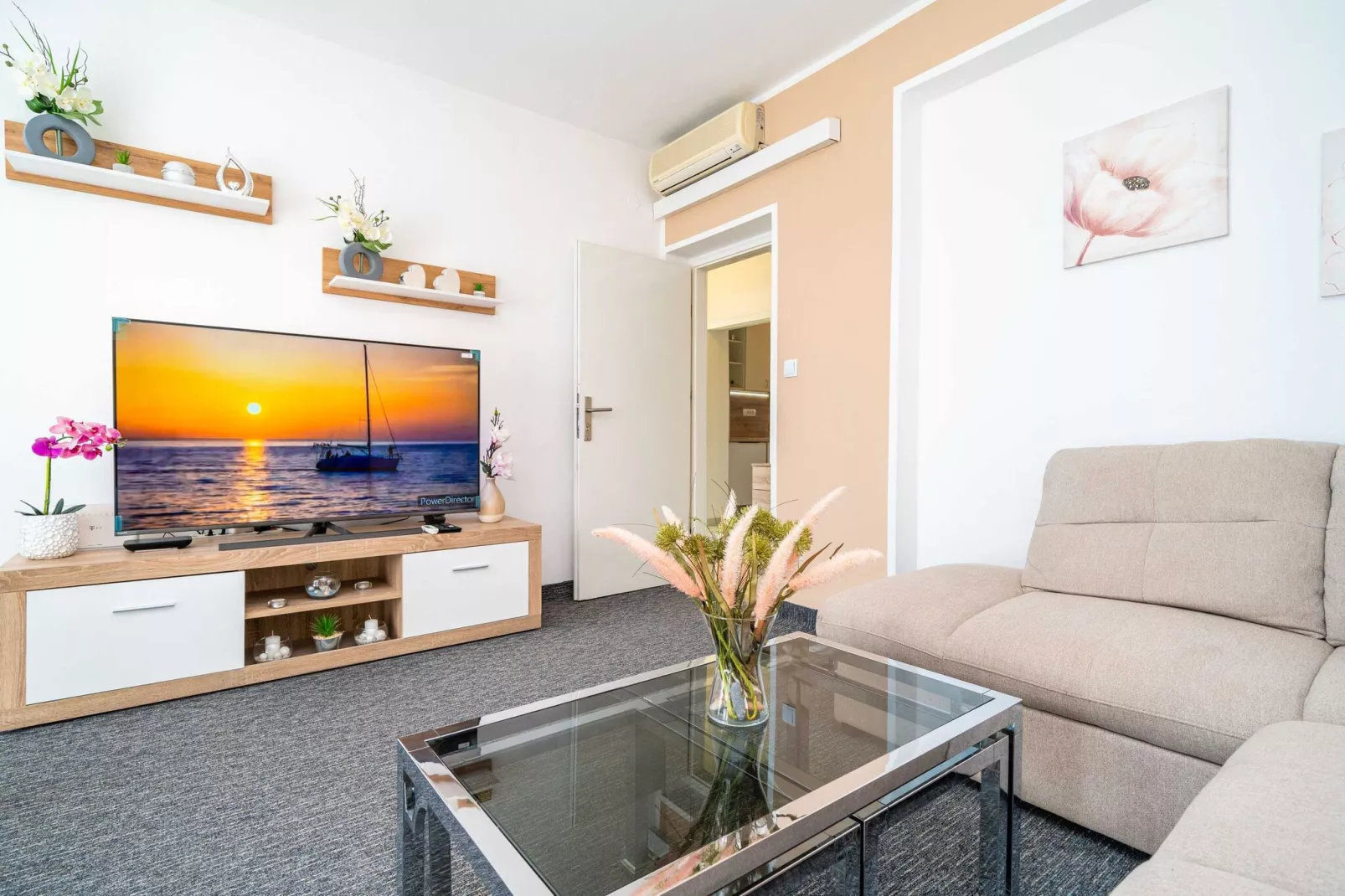 Apartments Blažević - Comfort Two Bedroom Apt with Hot Tub and Sea View-Woonkamer