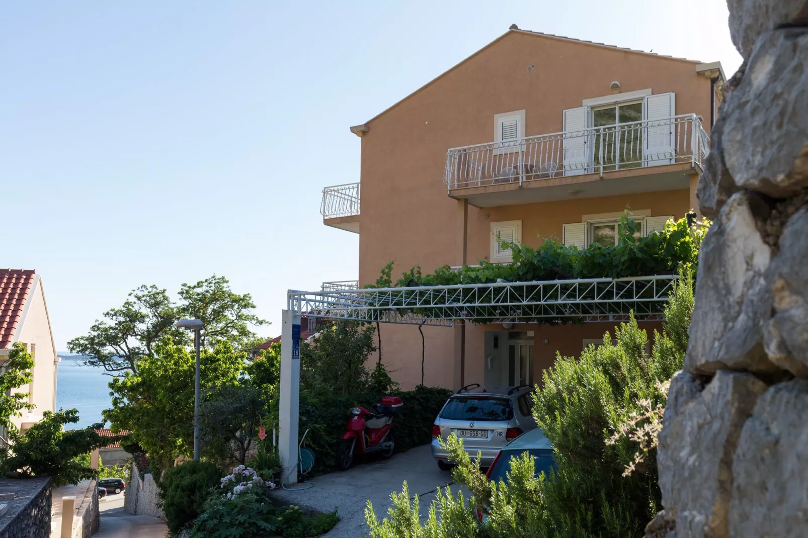 Villa Dubravka - Superior One Bedroom Apartment with Balcony and Sea View (Apartman 6)-Parkeerplaats
