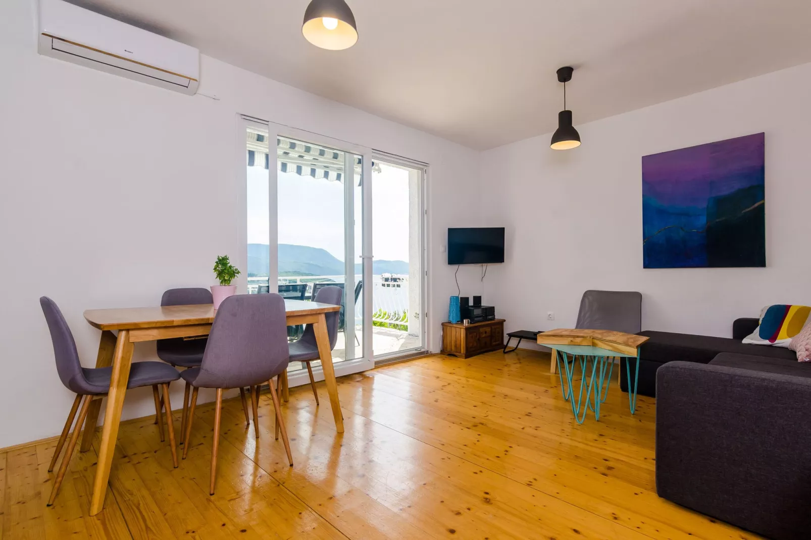Apartment Konak - Two Bedroom Apartment with Terrace and Sea View-Woonkamer