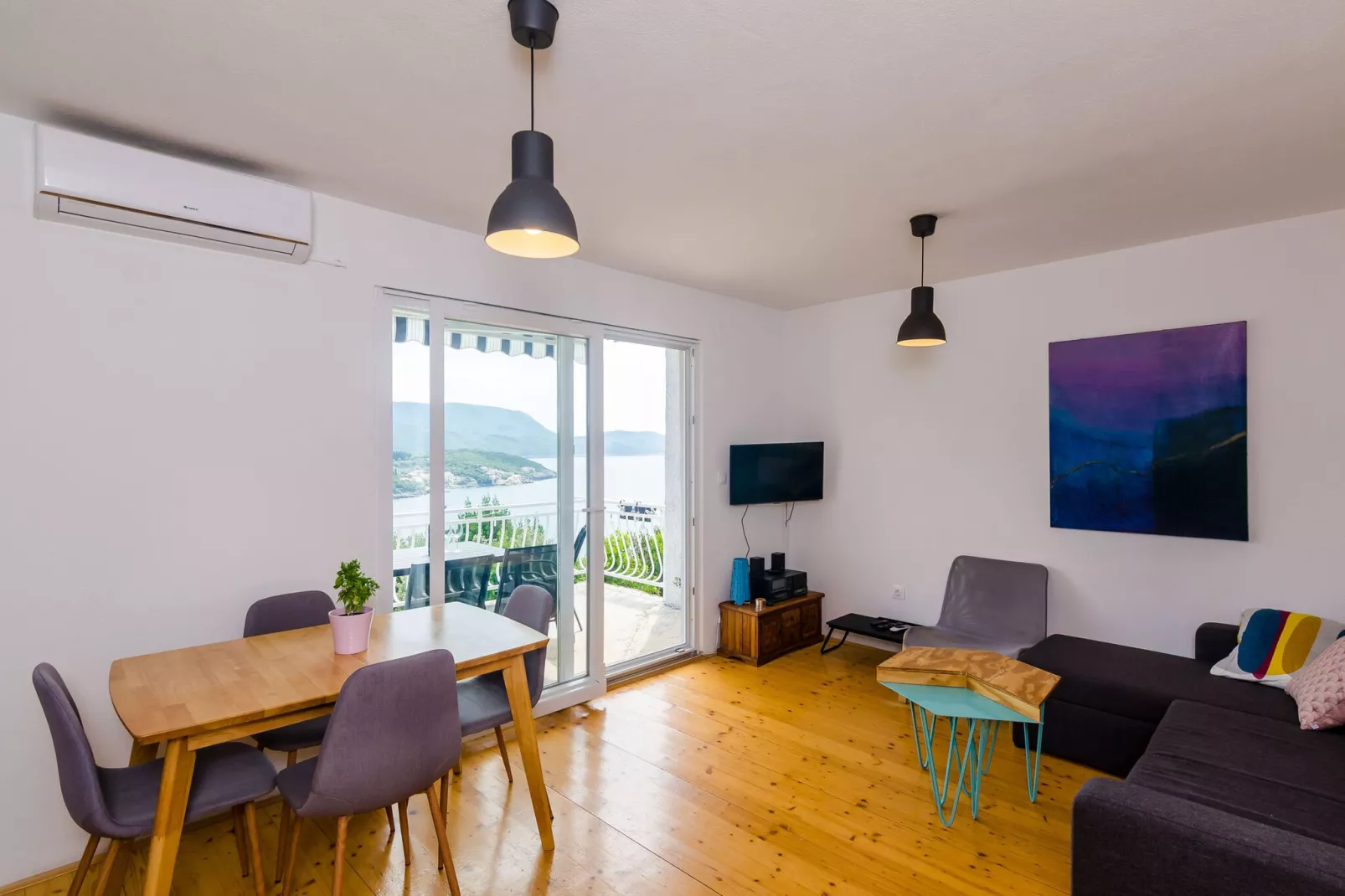 Apartment Konak - Two Bedroom Apartment with Terrace and Sea View-Woonkamer
