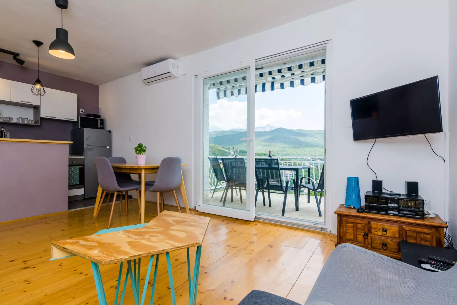 Apartment Konak - Two Bedroom Apartment with Terrace and Sea View-Woonkamer