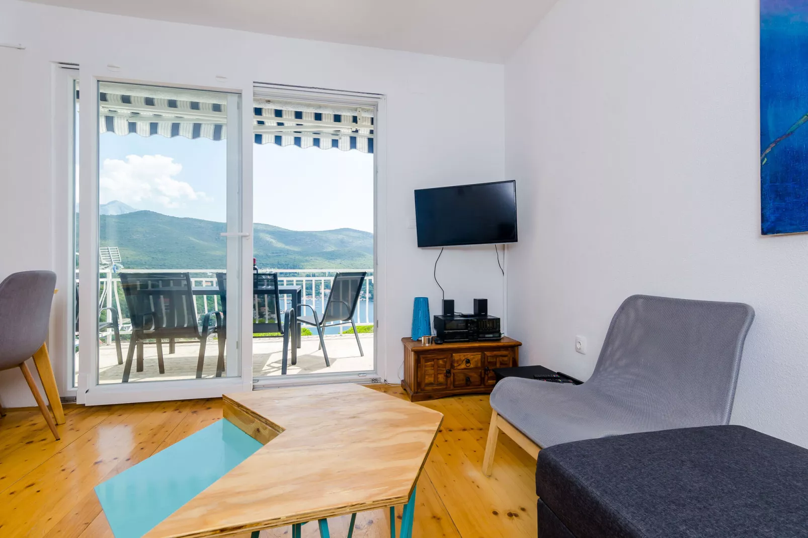 Apartment Konak - Two Bedroom Apartment with Terrace and Sea View-Woonkamer