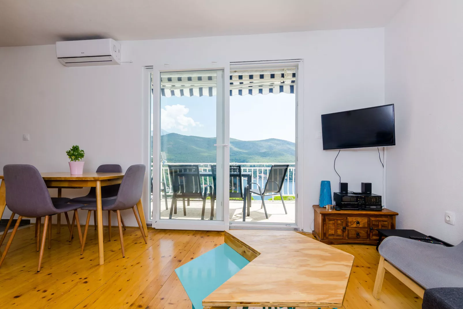 Apartment Konak - Two Bedroom Apartment with Terrace and Sea View-Woonkamer