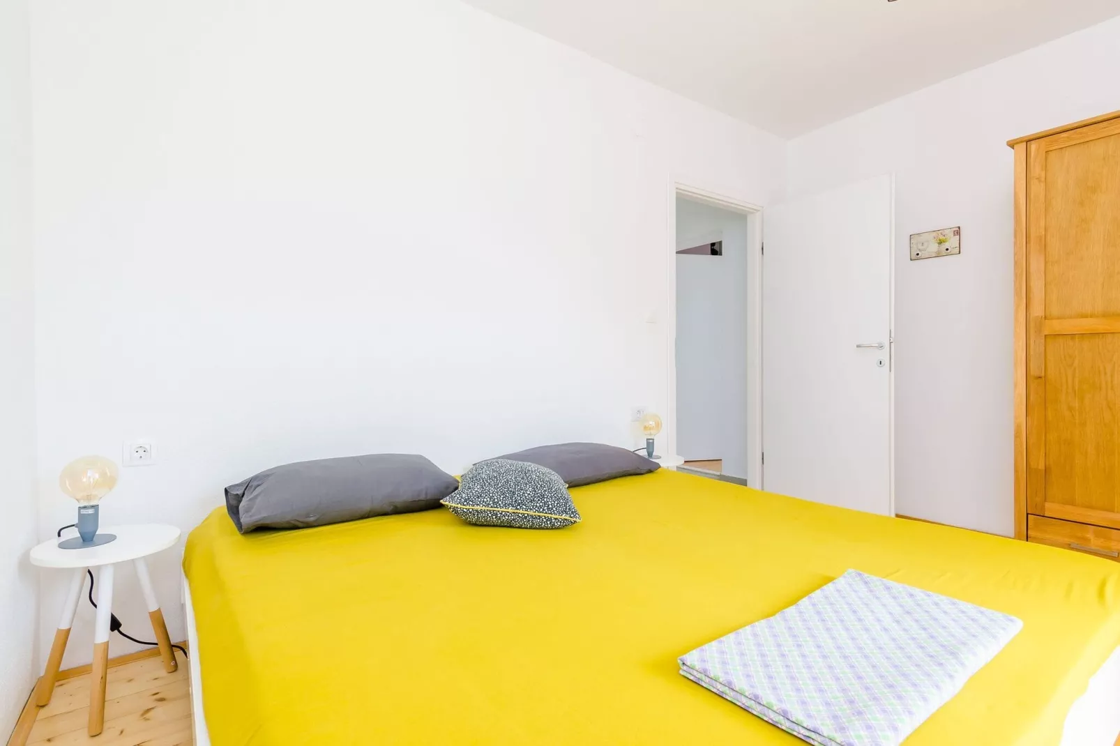 Apartment Konak - Two Bedroom Apartment with Terrace and Sea View-Slaapkamer