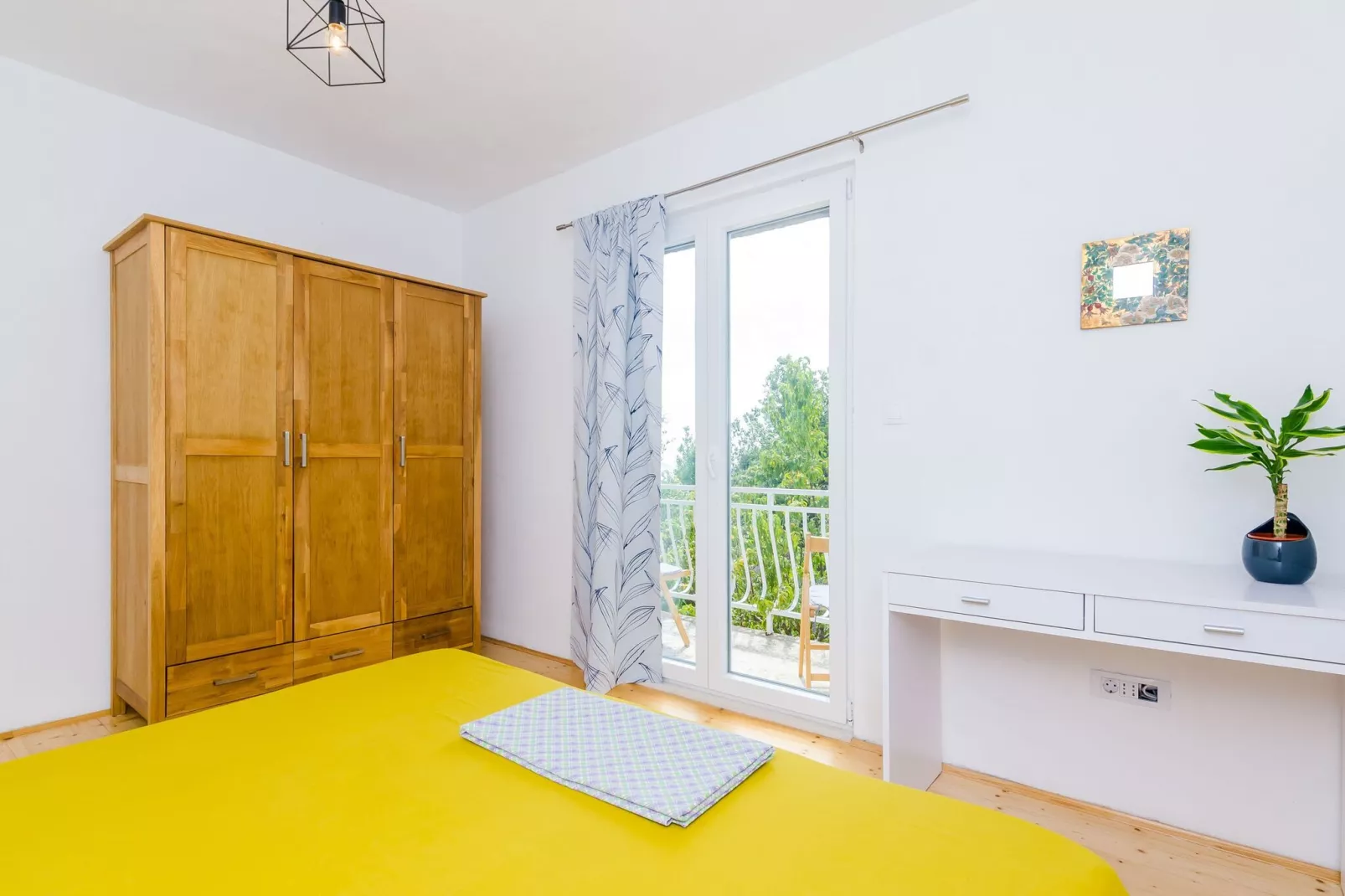 Apartment Konak - Two Bedroom Apartment with Terrace and Sea View-Slaapkamer