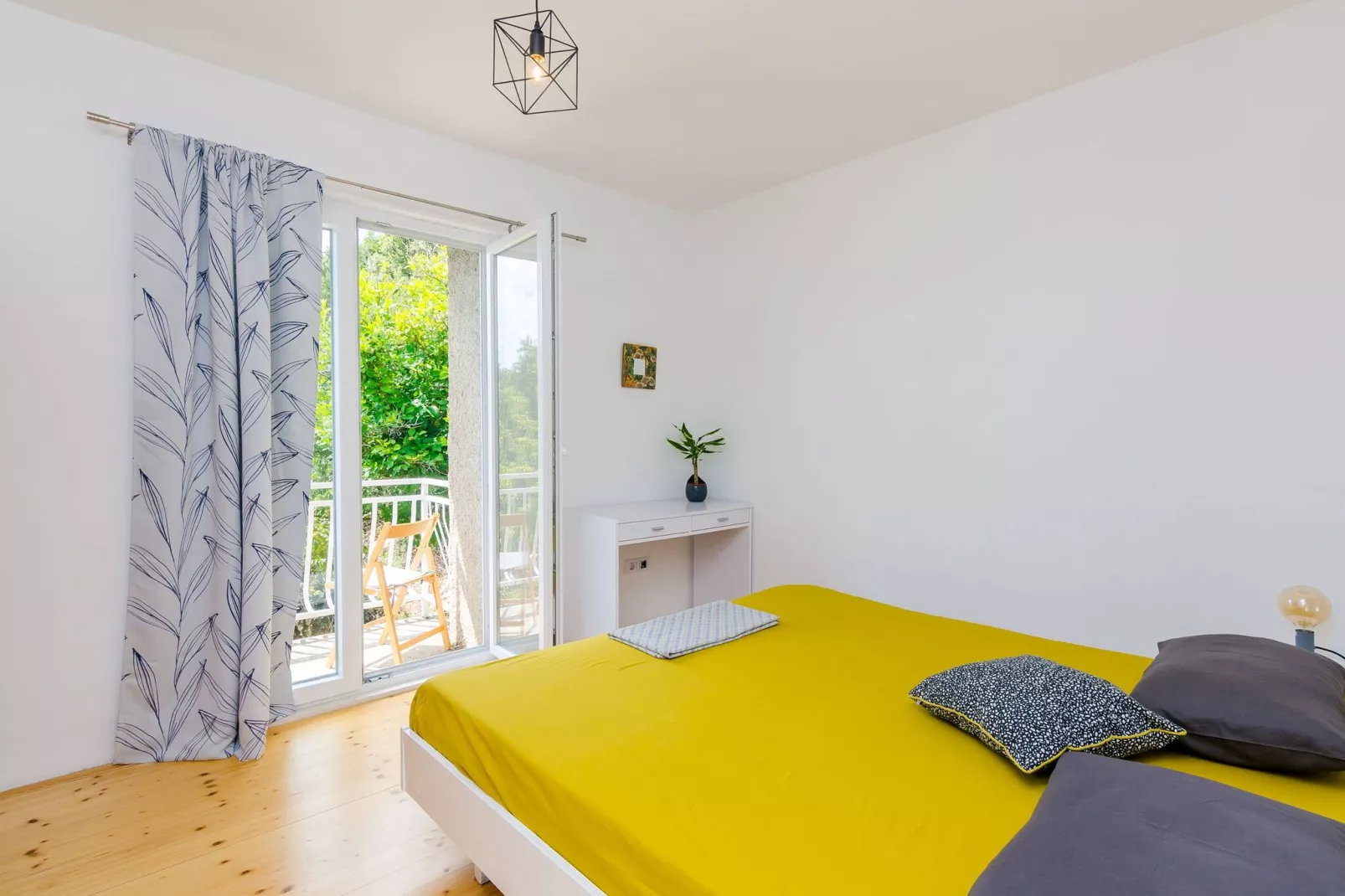 Apartment Konak - Two Bedroom Apartment with Terrace and Sea View-Slaapkamer