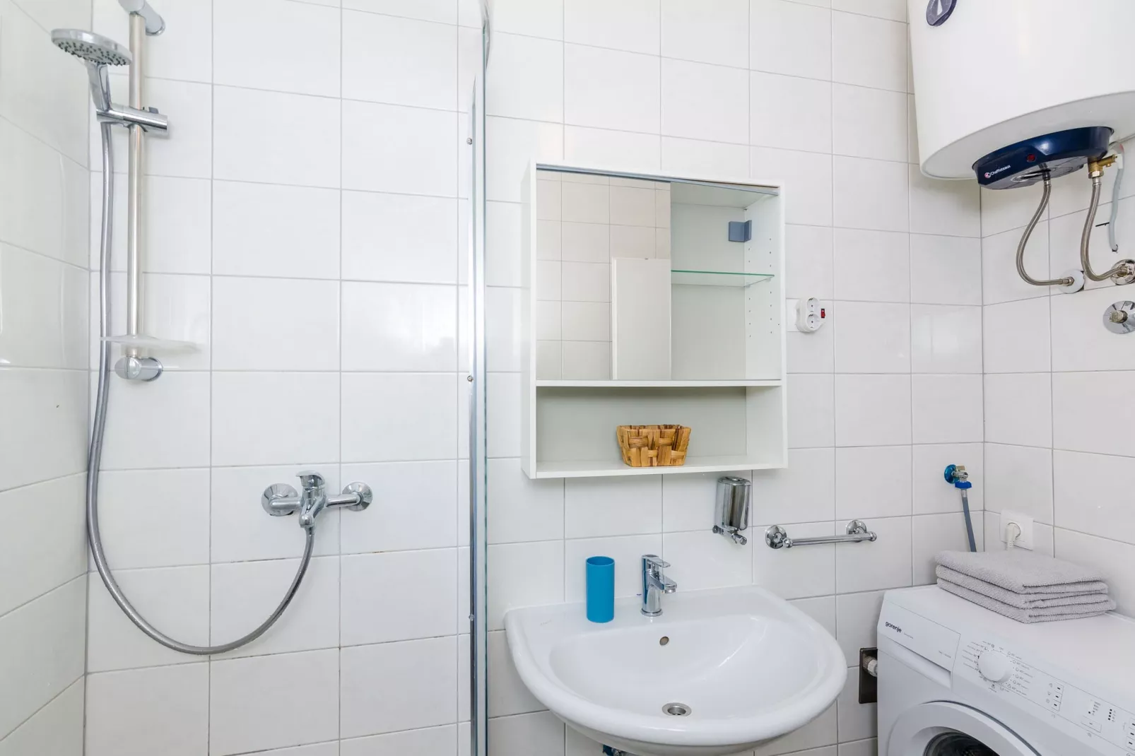Apartment Konak - Two Bedroom Apartment with Terrace and Sea View-Badkamer