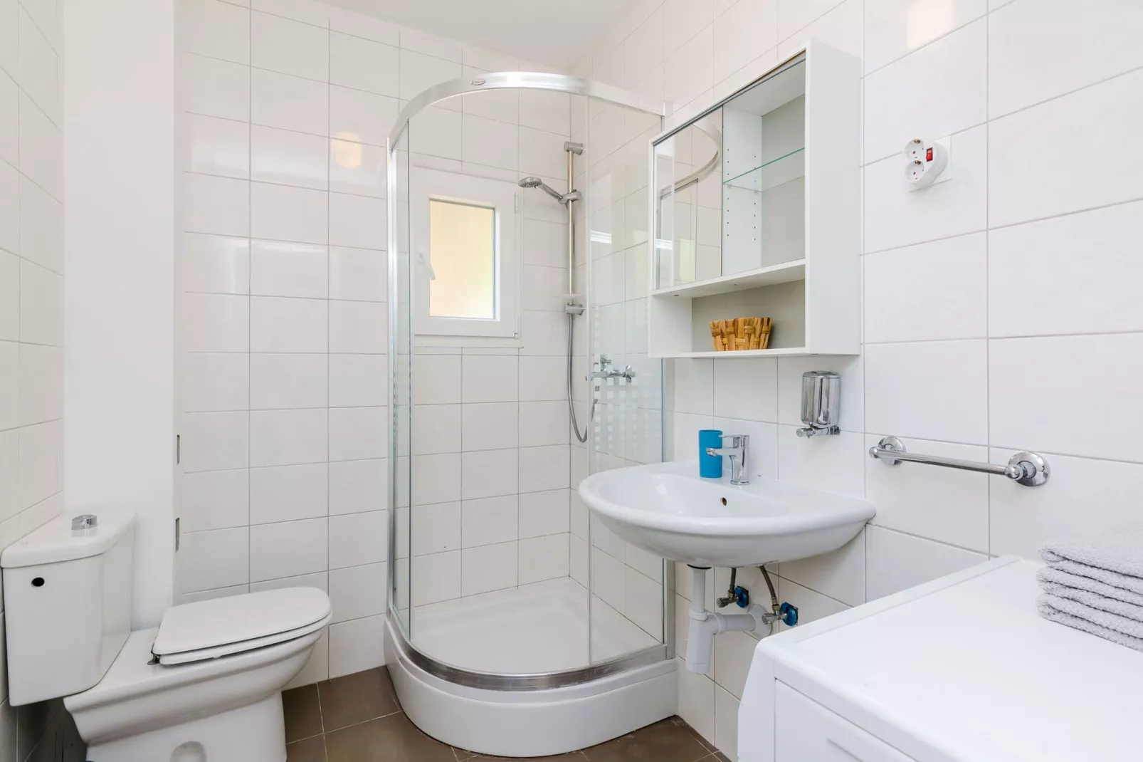 Apartment Konak - Two Bedroom Apartment with Terrace and Sea View-Badkamer