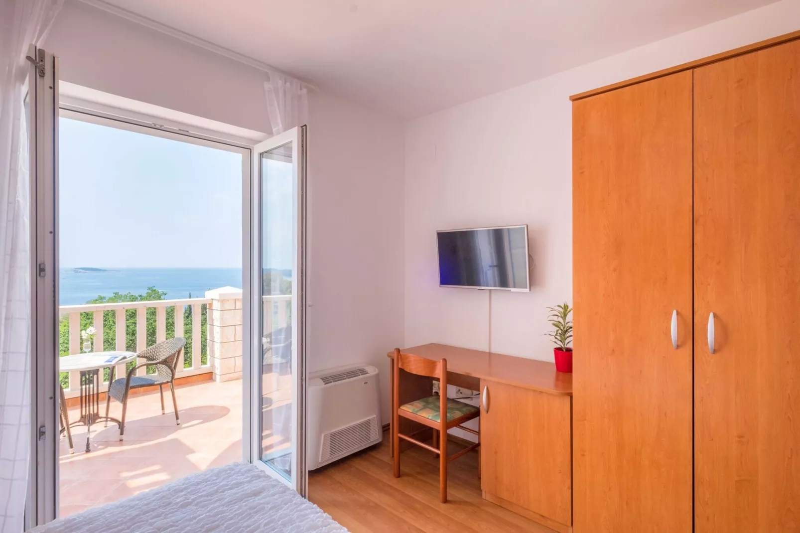 Villa Panorama Dubrovnik (S1) - Deluxe Double Room with Terrace and Sea View-Slaapkamer