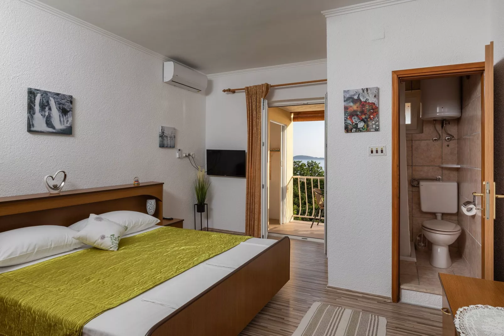 Apartments Belenum - Comfort Double Room with Balcony and Sea View (no.1)-Slaapkamer