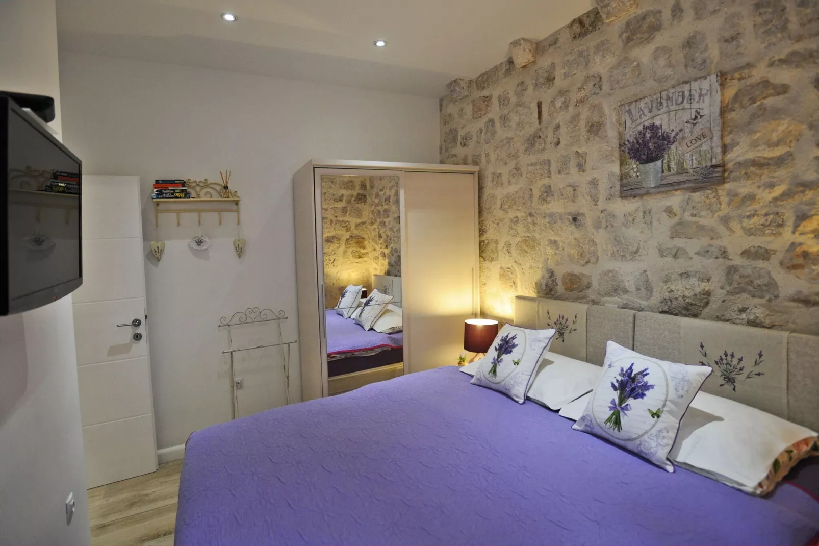 L & L Old Town Apartments - One bedroom Apartment (Lavander)-Slaapkamer