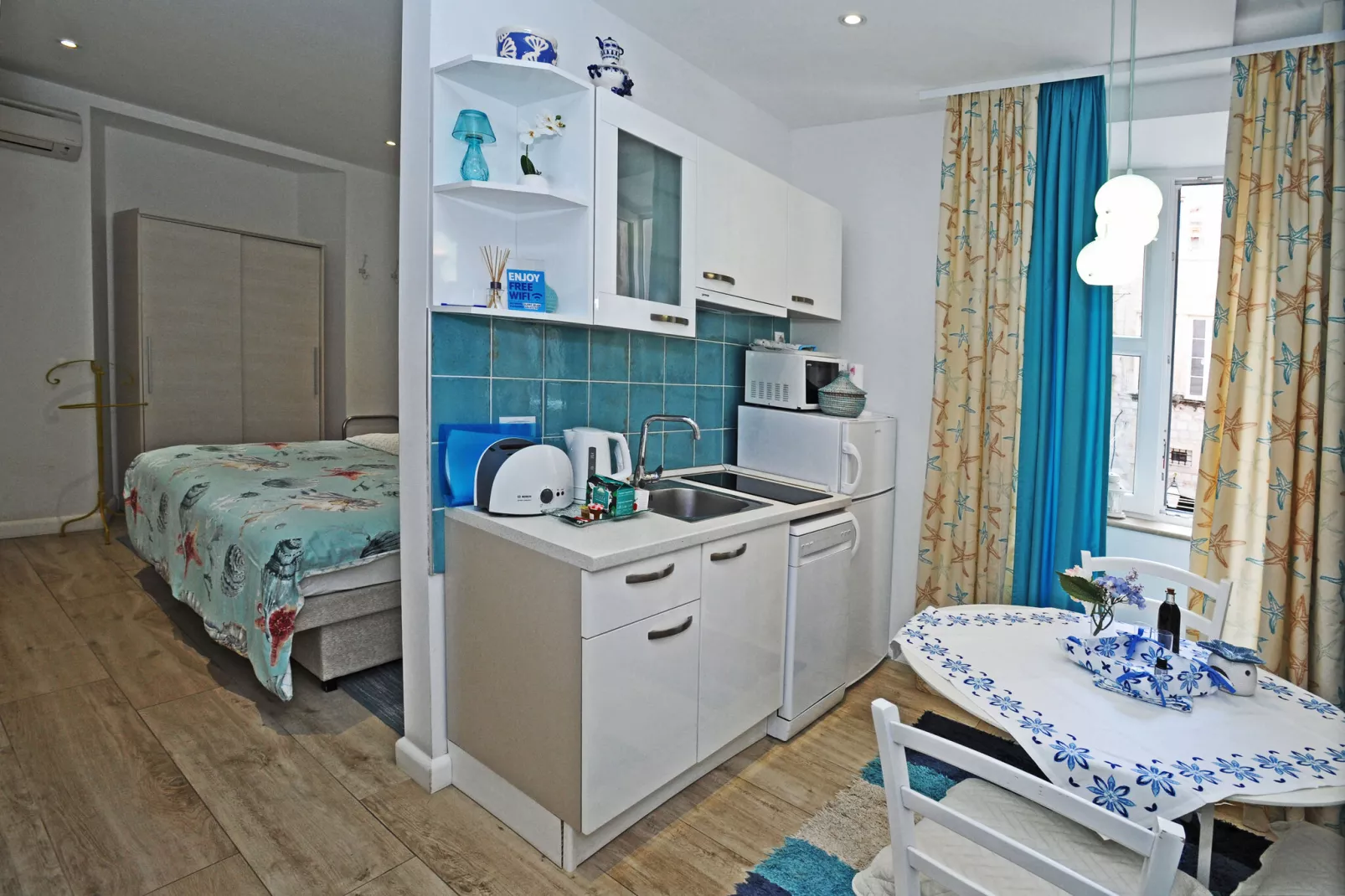 L & L Old Town Apartments - Studio Apartment ( Lacroma)-Keuken