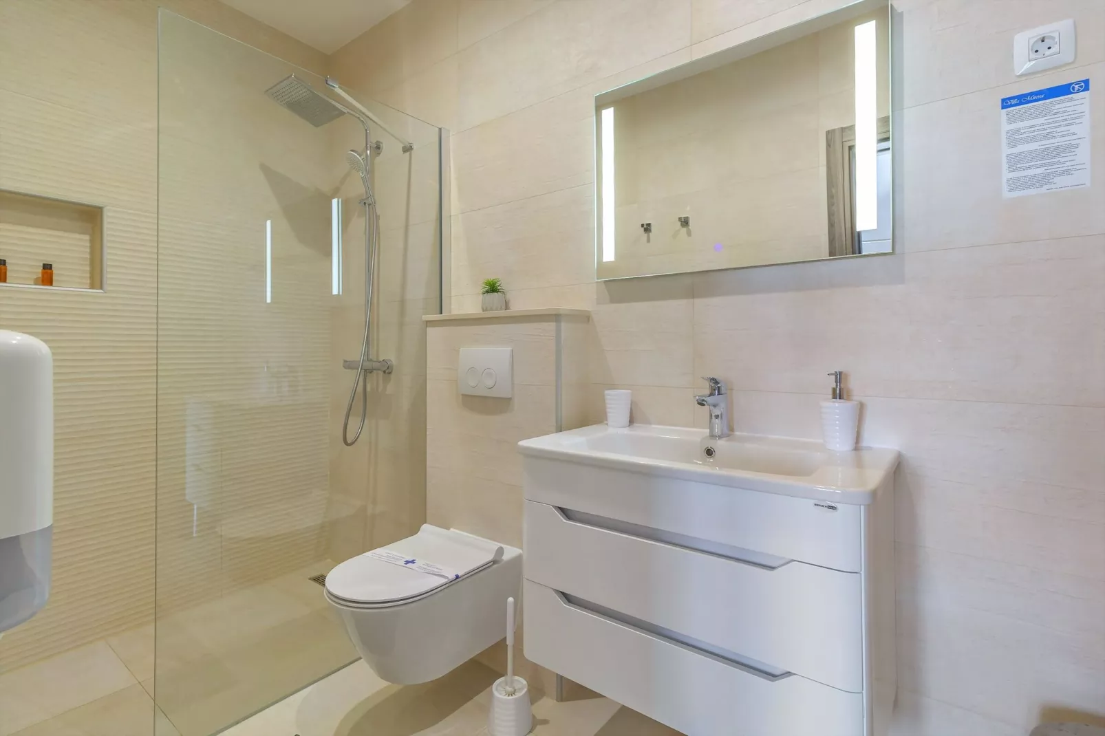 Villa Mirosa-Superior triple Room with Balcony and Sea View ( 8 )-Badkamer