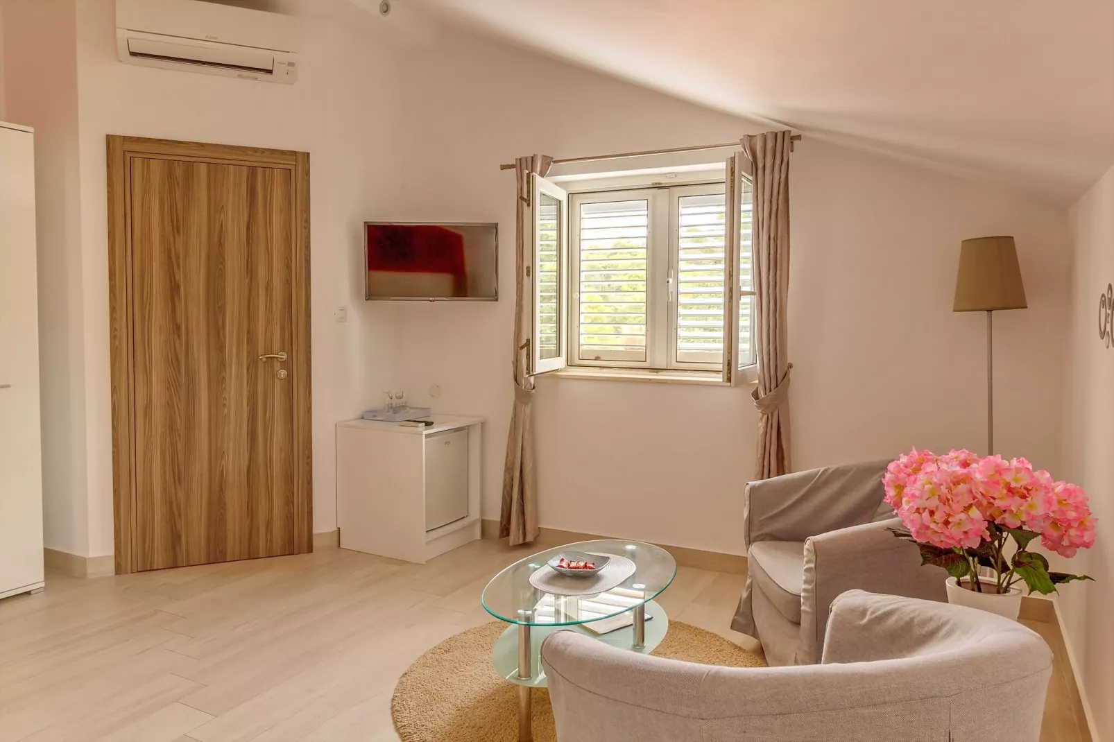 Villa Mirosa-Superior triple Room with Balcony and Sea View ( 8 )-Binnen