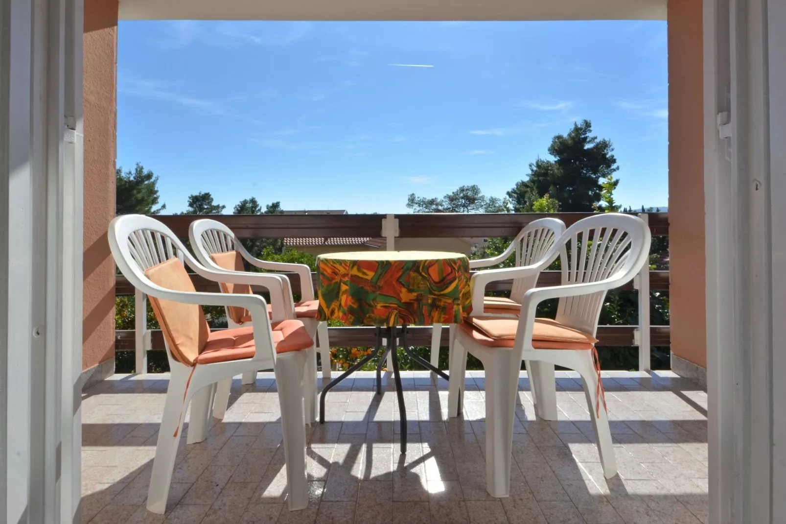 LaidBack Apartments - Comfort One Bedroom Apartment with Balcony and Sea View (Green)-Binnen
