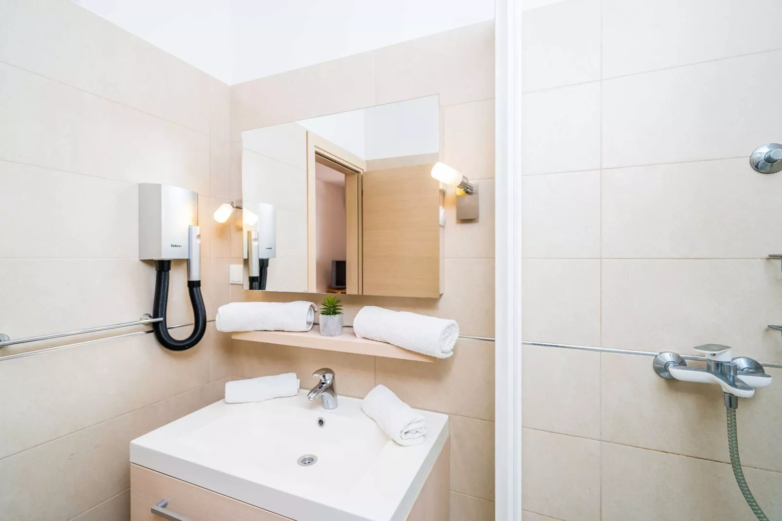 Apartments Marnic Blue Chill- Comfort Studio Apartment(S3)-Badkamer