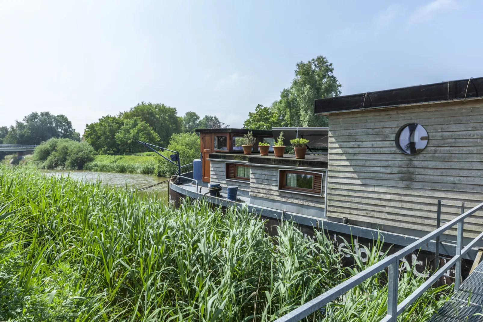 St Antoine Isera-Buitenkant zomer