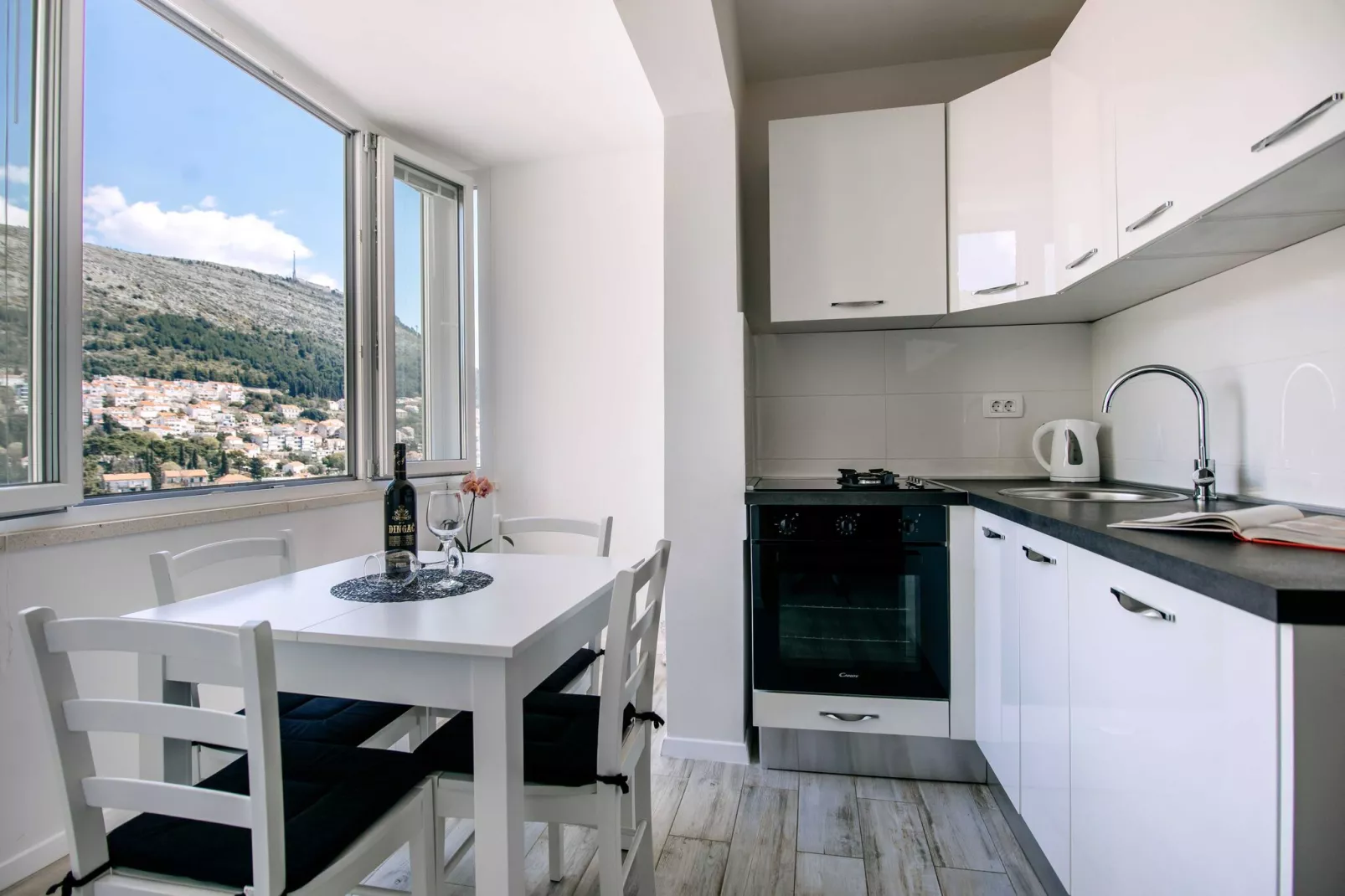 Apartment Wanda - Two Bedroom Apartment with City View-Keuken