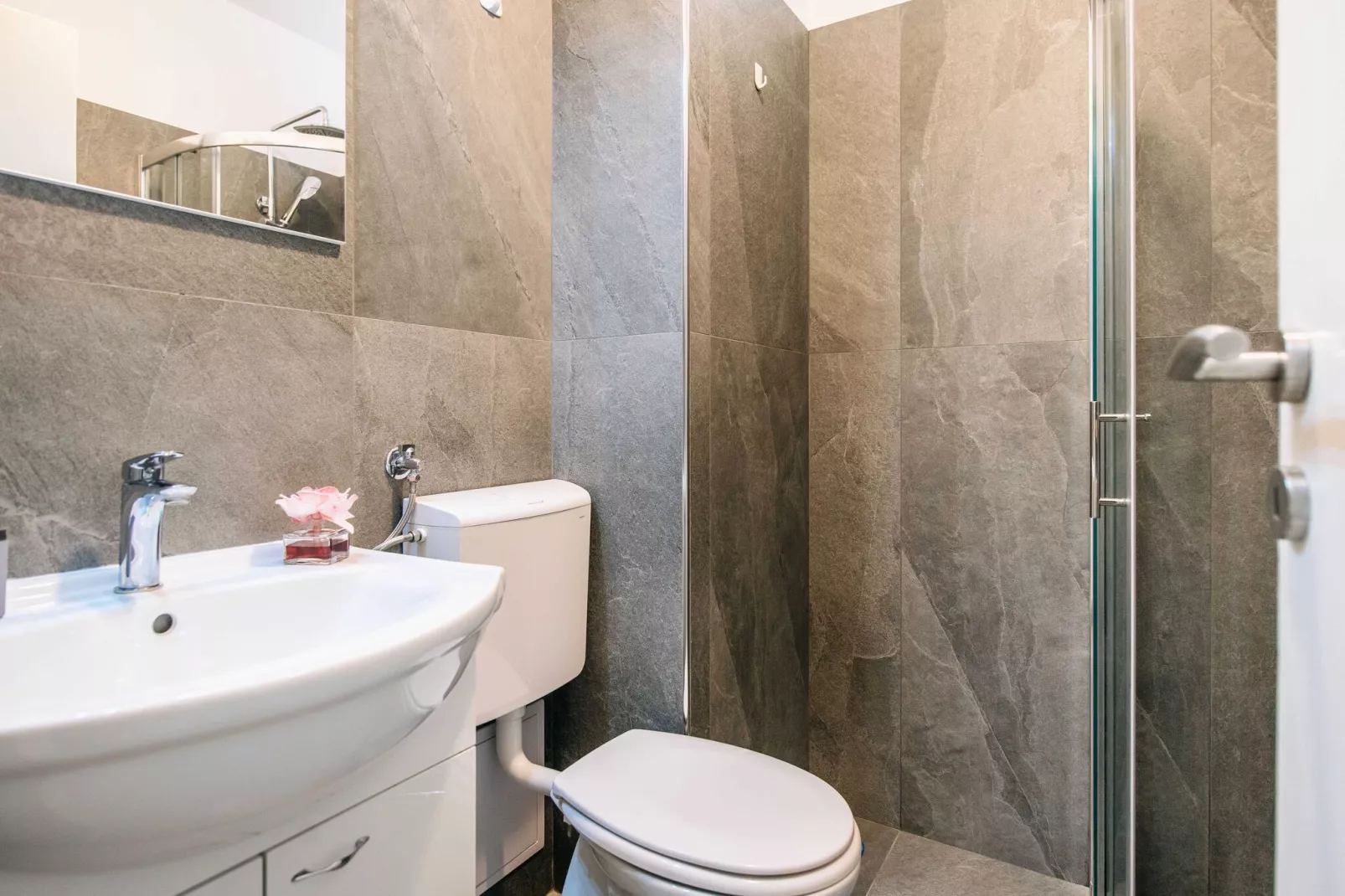Apartment Wanda - Two Bedroom Apartment with City View-Badkamer