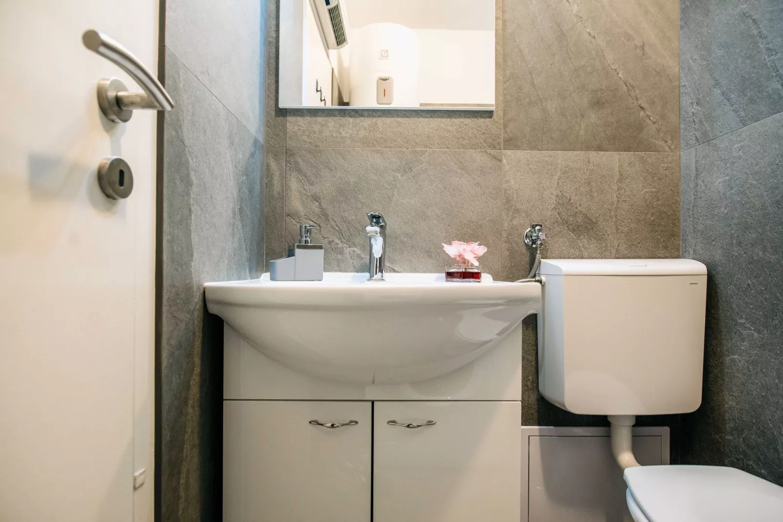 Apartment Wanda - Two Bedroom Apartment with City View-Badkamer