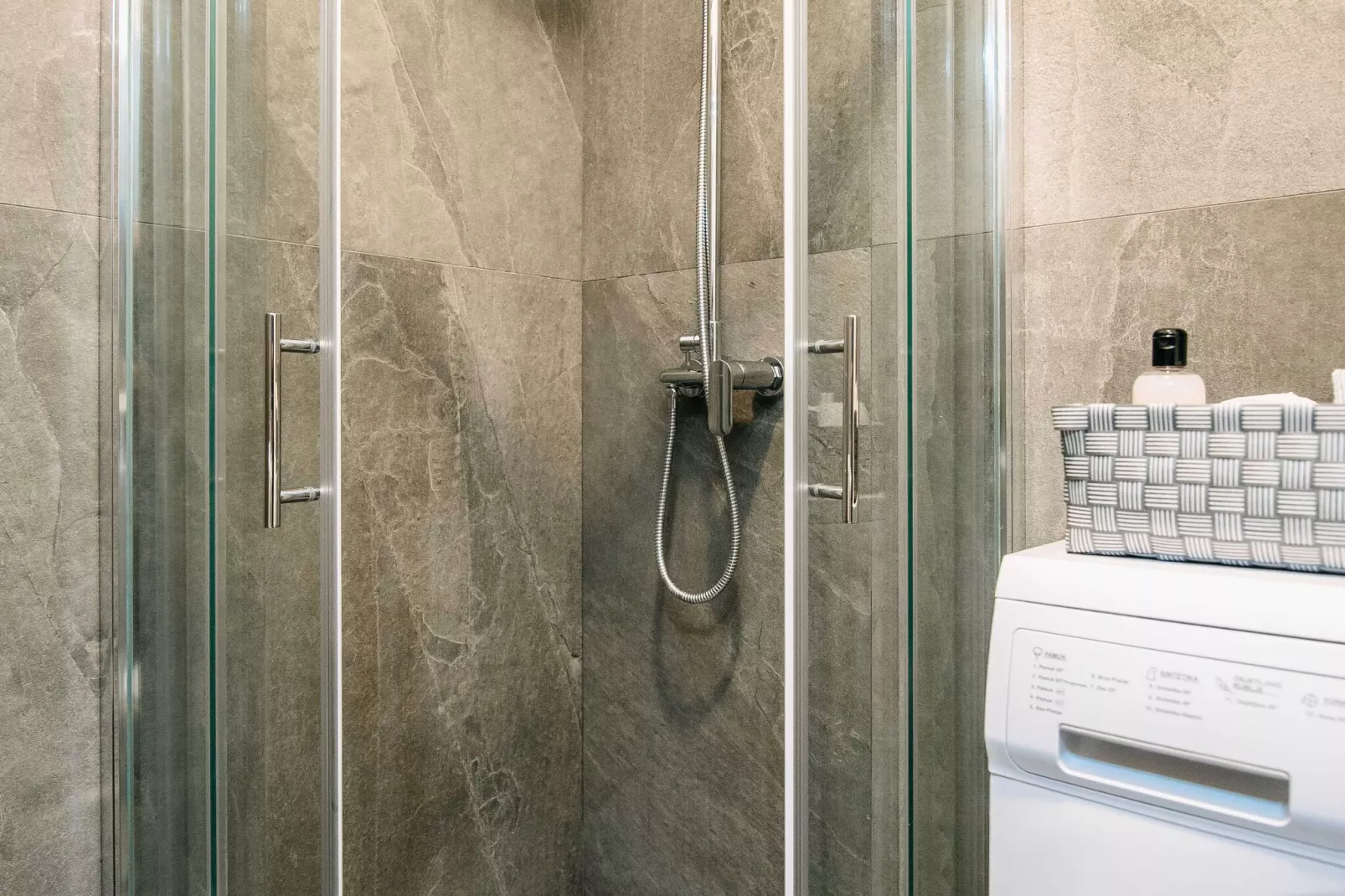 Apartment Wanda - Two Bedroom Apartment with City View-Badkamer