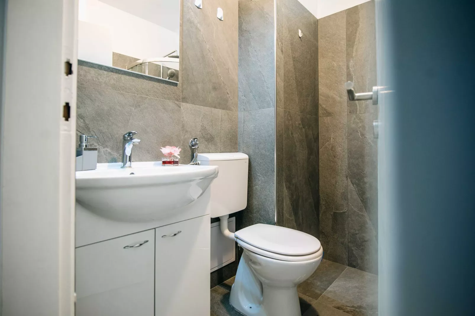 Apartment Wanda - Two Bedroom Apartment with City View-Badkamer