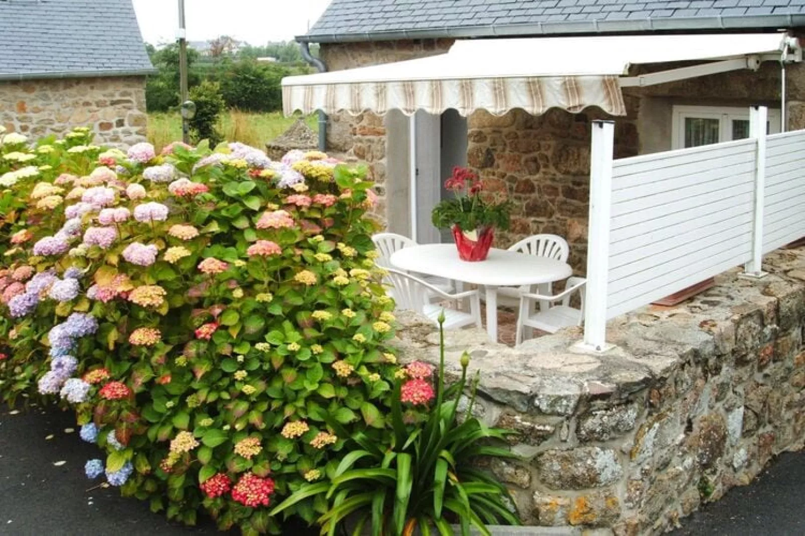 Terraced house Lanmodez - Petit gîte-Buitenkant zomer