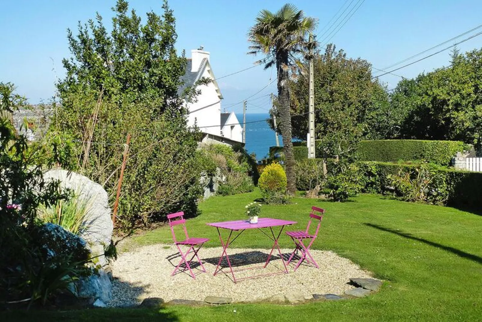 Natural stone cottage with garden and sea view on Breton estate Plougasnou-Tuinen zomer