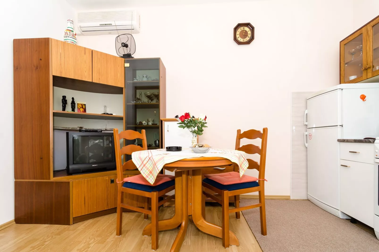 Apartment Berk - One-Bedroom Apartment with Terrace-Eetkamer