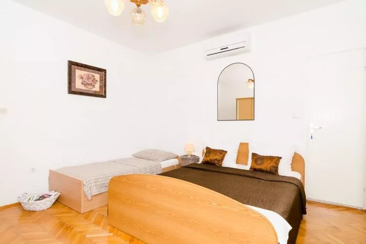 Apartments Villa Nikol - Two Bedroom Apartment with Sea View (APT 4)-Slaapkamer