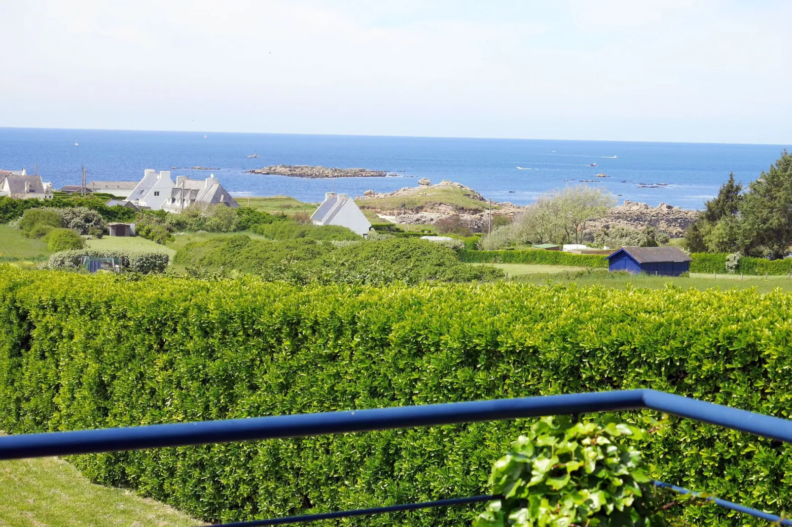 Ferienhaus mit 180° Panorama Meerblick Lampaul-Plouarzel-Uitzicht zomer